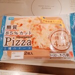シャトレーゼ - ★★ピザ 5種のチーズ 400円 小さなピザ生地にチーズが乗ってるだけでこの値段は高過ぎ！