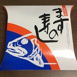 Sushi Koubou Ootsuji - キャーーー！！！鱒寿司ぃ！
      
      お馴染みスタイルのパッケージ。
      
      
      