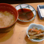 蛇の目鮨 - 小鉢（金平牛蒡）と味噌汁と香の物がセットです。