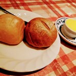 NICO - 自家製ミルクパンと全麦パンとバター。