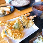 手打ち蕎麦 神楽坂 - 海老天ぷら蕎麦（温）季節の天ぷらは鴨のフォアグラ
      兎に角　海老の天ぷらの大きさにテンション上がります⤴︎