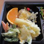 大吉 - お弁当には揚げたての天ぷらも添えられてました。