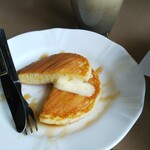 Tateiwa - ホットケーキは可愛いサイズ。ほうじ茶ラテとともに。