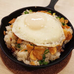 トンテキ食堂8 - 目玉ガーリックライス(550円)