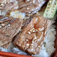 焼肉 拍手喝采 - 別添えのタレをかけて