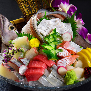 The head chef's pride: ``Sashimi made with freshly caught seasonal fish''