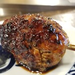 Sumibiyaki Tori Yamamotoya - ⑫挽きたてつくね(たれ)
                        もも肉を使い夕方に挽く自家製ミンチ、つなぎ無しの鶏肉100%
                        オーダー後に捏ねて焼くのでホロッとほどける軟らかな仕上がり
                        火入れは表面はしっかり中はミディアムで肉汁が溢れます