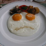 MANDARIN ORIENTAL - 朝食のサニーサイドアップ。言えば何でも作ってくれそうな勢いでした
