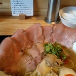 麺屋 貝原 - レアチャーシューに具材のアップ