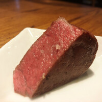 焼肉 うしみつ 恵比寿本店 - 【けんしろう焼き】
                      西麻布けんしろうプロデュース
                      和牛シャトーブリアンのけんしろう焼き