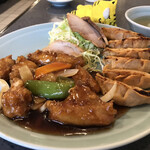 三国中国料理店 - 酢豚と餃子がメイン