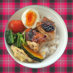 徳八 - トッピングのきれいな雑穀米