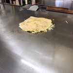 お好み焼春 - 調理中
