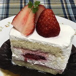 PATISSERIE ASAKO IWAYANAGI - 味わいの異なる苺とたっぷり生クリームのショートケーキ！！