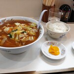 Tenshin - スタミナラーメン+ライス+漬物と餃子も付いてます♪