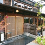 焼肉ひらい - お店入り口。中庭があり、
            旅館みたい！