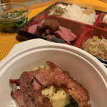肉小屋 - スパイシーポテサラ越しに見る特選黒毛和牛赤身焼肉弁当
