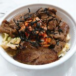 焼肉元気一 - 「肉増しカルビ丼」
            直径約14㎝。深さ6㎝ほどの容器にはいってます。