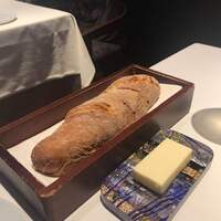 レストラン リューズ - バケットとバター
