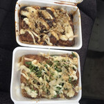 まるわ - 手前: たこ焼き 自家製しょうゆ ¥450(税込)
奥: たこ焼き 特製ソース ¥450(税込)
