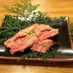 飛騨牛焼肉　武蔵 - にんにく中落ちカルビ