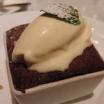 AKI NAGAO - 訪問１回目－にこやかフレンチ－デザート（チョコレートケーキ）