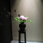 本濱 - ミニマルでシックな店内1