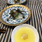 温石 - 障泥烏賊と蕨の和え物。手前は塩を入れたオリーブオイルです