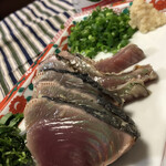 温石 - 初鰹のタタキ。薬味は自前です。
