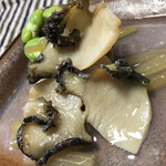温石 - 鮑と蕗の炊き合わせ。空豆は自前です。鮑の琥珀酸が煮汁に溶け出し白濁。勿論、すべて飲み干します