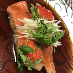 温石 - 金目鯛。強火の落し蓋で五分で仕上げ。木の芽と生姜は自前です