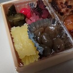有限会社 九十九鶏本舗 - 九十九鶏弁当の定番の副菜(R1.9.12撮影)