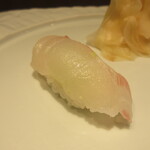 海の見えるカウンター寿司 鮨屋台 - 真鯛、醤油で