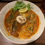 SPICY CURRY 魯珈 - 2種(ゲーンタオフムーペッ、鶏せせりと獅子唐のタマリンドカレー)