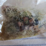 温石 - 鰹のタタキ。白ネギと茗荷と生姜の香味野菜により、一日置いたことによる臭みの発生や乾燥を抑えています