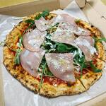 Pizzeria VOLPE BIANCA - モルタデッラのサラダピザ1600円