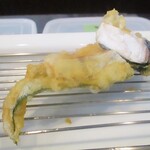 旬彩 天ぷら 心来(しんら） - 鰆に桜の葉の塩漬けが巻いて揚げてあります。　　　　　2020.05.01