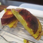 旬彩 天ぷら 心来(しんら） - 薩摩芋：紅黄金は、ねっとり系で甘ぁ～いですョ！　薩摩芋の端は香ばしくて、甘い パリッとした煎餅のようで、またまた美味しいですネ！　　　　　2020.05.01