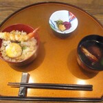 旬彩 天ぷら 心来(しんら） - えび天 小天丼。 玉子天 170円（税込）、香物、赤出汁。　　　　　2020.05.01