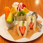 ミキ フルーツ カフェ - ミニフルーツサンド＆ミニパフェセット