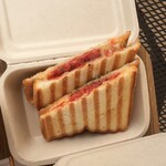 世羅高原農場 - 世羅産モッツァレラチーズのマルゲリータ風ホットサンド