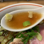 麺尊 RAGE - 濃厚な軍鶏の旨みを感じることのできる滋味な味わいで秀逸なスープ