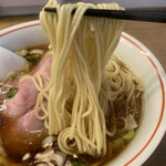 麺尊 RAGE - 真っ白な低加水細ストレート麺は、しなやかなでありながらコシがあり歯切れ良く「プリッ」とした食感