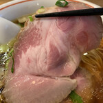 麺尊 RAGE - 低温でじっくりと調理された鮮やかなピンク色の肩ロースチャーシューです。