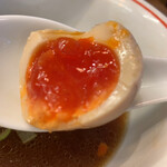 麺尊 RAGE - しっかり中まで味付けされた味玉