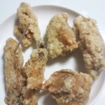 からあげはうす風見鶏 - 唐揚げ(右)チキンチップ(左)