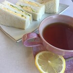 カネイリ喫茶 - 八戸焼のカップでいただく紅茶。