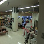 Kaneiri Kissa - 本売り場の脇に喫茶コーナー。