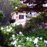 レストラン プランデルブ北鎌倉 - レストランの日本風庭園から入り口の表札を見たところです。