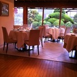 レストラン プランデルブ北鎌倉 - 奥のテーブル席から見えるテーブルとその先の庭園風景です。デートの時は、庭園の見える窓際が良いですね！